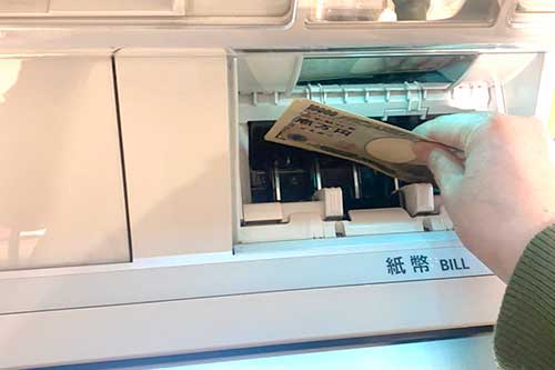 ATMからお金を出している様子