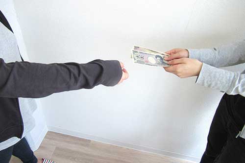 お金を手渡している様子